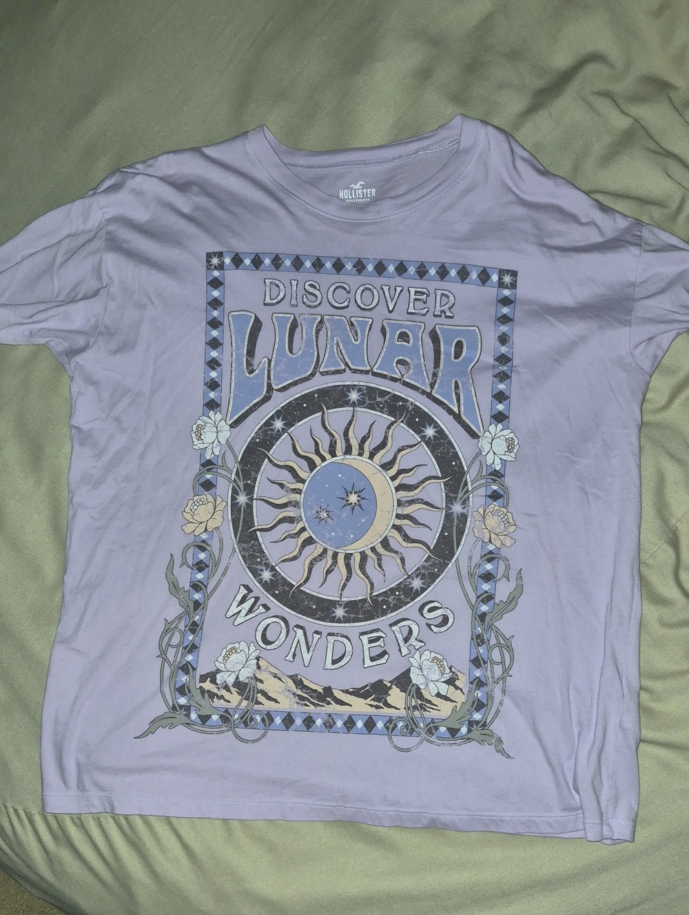 Hollister Lavender 'Discover Lunar Wonders' Graphic Tee